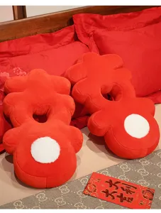 Close-up van rode pluchen Dubbel Geluk kussens voor traditionele Chinese trouwkamer decoratie