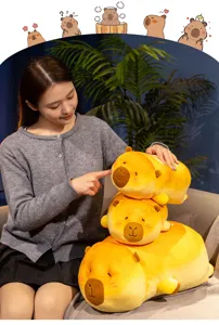 Detailansicht weicher Brot-Wasserschwein-Plüschtiere auf einem Sofa mit einer Frau