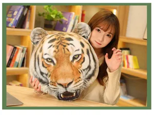 Primer plano de un cojín de peluche con cabeza de tigre realista sostenido por una modelo