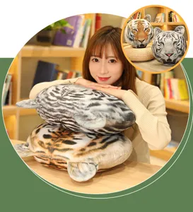 Cojines de peluche realistas con cabeza de tigre en blanco y naranja con modelo asiática.