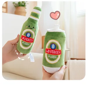 Grüne Plüschtiere in Form von Bierflaschen und Dosen mit süßem Smiley und Stickerei