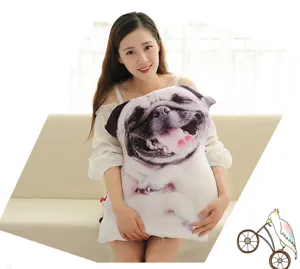 Coussin en peluche carlin 3D réaliste tenu par une fille dans un décor chaleureux