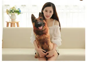 Gros plan d'un coussin en peluche Berger Allemand 3D réaliste tenu par une fille à la maison