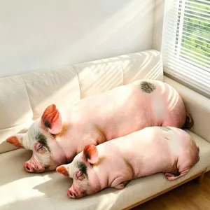 Cojines de peluche realistas con forma de cerdo sobre un sofá crema bajo la luz del sol natural
