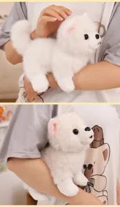 Gros plan détaillé montrant la texture de fourrure blanche d'une peluche Loulou de Poméranie