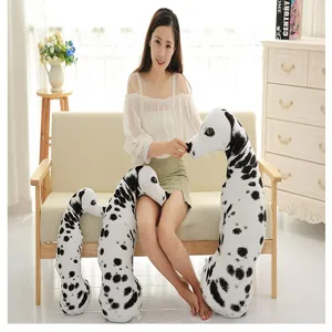 Coussins en peluche dalmatien en trois tailles présentés pour la décoration intérieure.