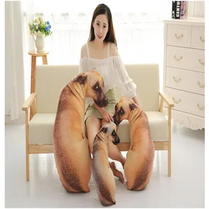 Comparaison de trois tailles de coussins en peluche chien 3D avec un mannequin asiatique
