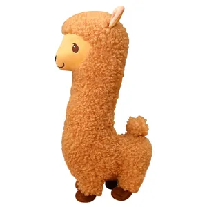 Schattige bruine alpaca knuffel met zachte krullende vacht staand op een witte achtergrond