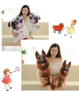 Femme asiatique tenant des coussins en peluche 3D réalistes en forme de chien carlin