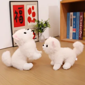 Deux chiots en peluche Loulou de Poméranie blancs dans un décor de maison chaleureux