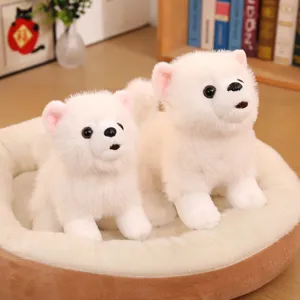 Peluche de chiot Loulou de Poméranie blanc et touffu assis dans un panier doux pour chien