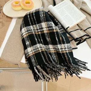 Écharpe à carreaux vintage avec franges sur fond de pull en maille confortable