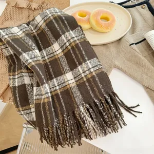 Écharpe à carreaux marron beige en imitation cachemire avec franges pour femme.