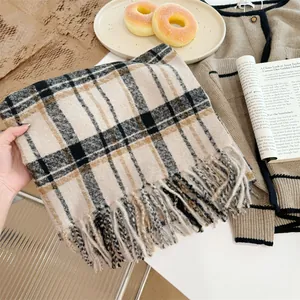 Vue détaillée d'une écharpe à carreaux beige vintage avec franges, imitation cachemire