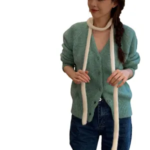 Écharpe longue et fine en tricot chenille blanc pour femme présentée sur mannequin
