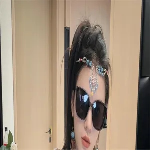 Detailansicht von Ethno-Stirnschmuck und schwarzer Sonnenbrille für den Urlaub