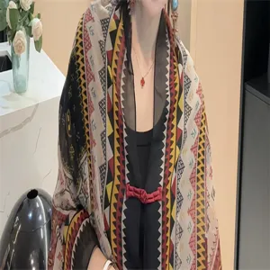 Detailansicht eines ethnisch gemusterten Schals mit traditionellem chinesischem Knoten