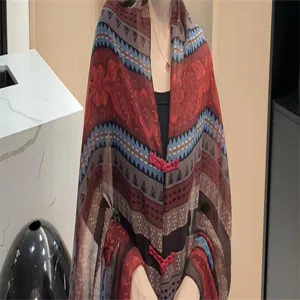 Detailansicht eines ethnischen Schals mit Blumenmustern und roten Froschknöpfen