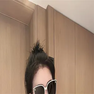 Nahaufnahme einer modischen, übergroßen Sonnenbrille mit weißem Rahmen bei einer Asiatin
