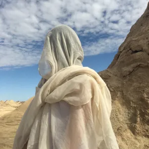 Sciarpa beige effetto lino per protezione solare nel deserto e copricapo da viaggio.
