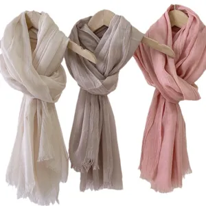 Tre eleganti scialli pashmina in cotone e lino beige e rosa per la protezione solare.