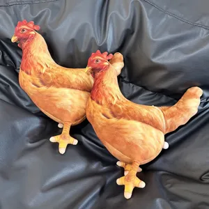 Vue détaillée d'un coussin en peluche de poule réaliste avec impression de plumes haute déclin.