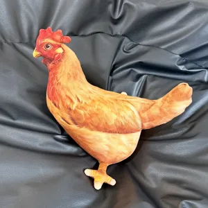 Jouet en peluche de poule réaliste avec impression de plumes sur un fond de cuir noir chic