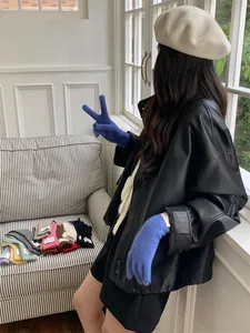 Model wearing blue warm knitted gloves with touchscreen finger hole and multi-color options.