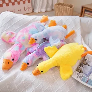 Adorabili oche di peluche in giallo e tie-dye pastello, morbidi cuscini per l'arredamento