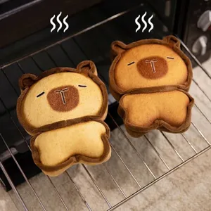 Peluche de capybara en forme de pain de mie sur un fond créatif de grille de four