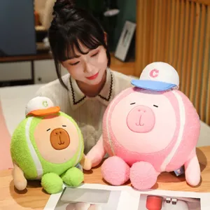 Zwei niedliche Capybara-Plüschtiere im Tennis-Stil in Rosa und Grün, ideal als Geschenk