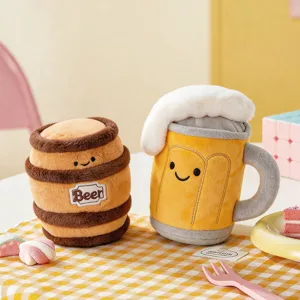 Set aus zwei süßen Bierfass- und Becher-Plüschtieren mit Gesichtern für die Deko