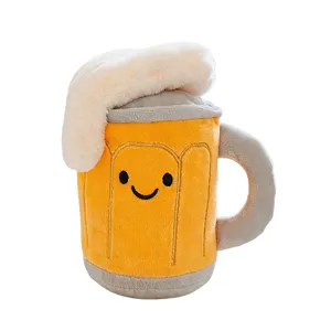 Niedliches kreatives Bierkrug-Plüschtier mit Smiley und flauschigem weißen Schaum