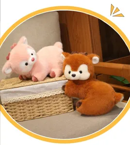 Vista dettagliata di morbidi peluche di cervo sdraiati in rosa e marrone su un cesto intrecciato
