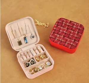 Kompakte rosa Schmuckschatulle mit Fächern und ein roter Tweed-Schmuck-Organizer