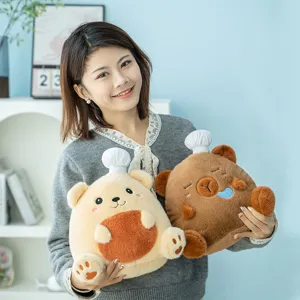 Süße Wasserschwein und Bären Plüschtiere, präsentiert von einem asiatischen Modell