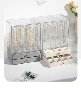 Dos organizadores de joyas de acrílico con colgadores de collares y cajones de terciopelo.