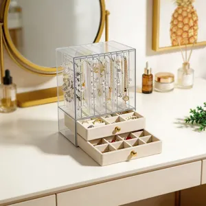 Elegante joyero de acrílico con ganchos para collares y cajones de terciopelo en mesa