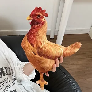 Vue détaillée de l'oreiller en peluche de poule rousse réaliste tenu pour montrer sa taille