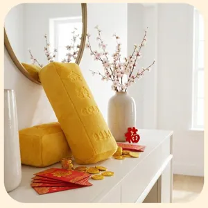 Coussin créatif en peluche en forme de lingot d'or dans un décor de fête à la maison
