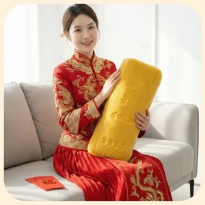 Détail du coussin en peluche lingot d'or avec broderie réaliste et texture douce