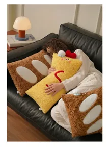 Photo de style de vie d'une personne serrant un oreiller en peluche de crevette et baguette.