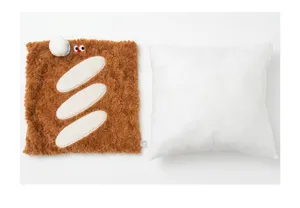 Vue détaillée de la housse de coussin en peluche baguette avec insert de coussin blanc
