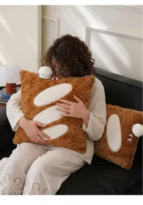 Détail de style de vie d'une personne serrant un coussin décoratif en forme de baguette