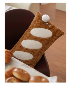 Mignon coussin en peluche en forme de baguette avec chapeau de chef et visage décoratif