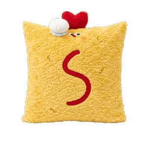 Oreiller en peluche crevette frite jaune avec cœur rouge et accessoires de toque