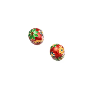 Macrodetail van 8 mm rode emaille bloemen zilveren kralen voor doe-het-zelf sieraden