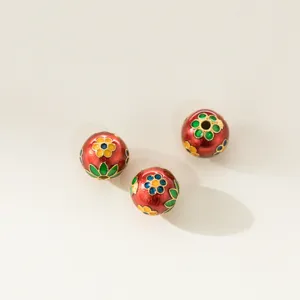 Detailopname van 8mm rode emaille bloemkralen voor het maken van handgemaakte sieraden