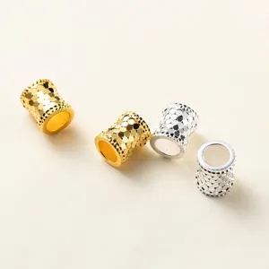 Détail macro de perles d'espacement S925 en argent à écailles d'or et d'argent