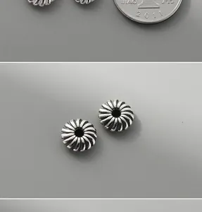 Vista detallada de cuentas espaciadoras de plata de ley 925 con diseño de engranaje antiguo.